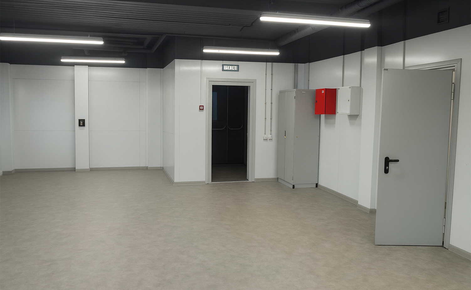 Двухэтажное здание раздевалки - фото