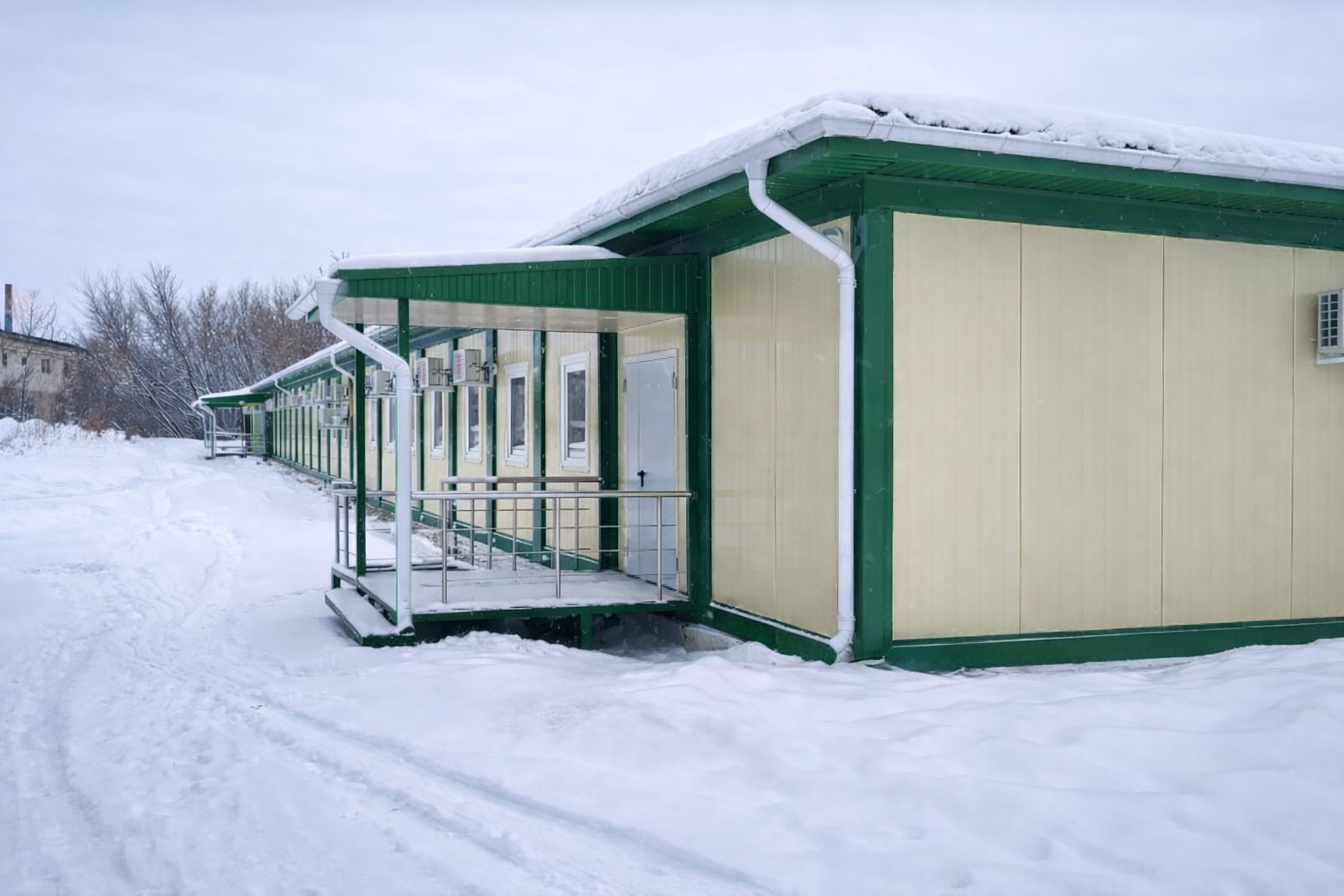 Одноэтажная поликлиника на базе модульных конструкций - фото