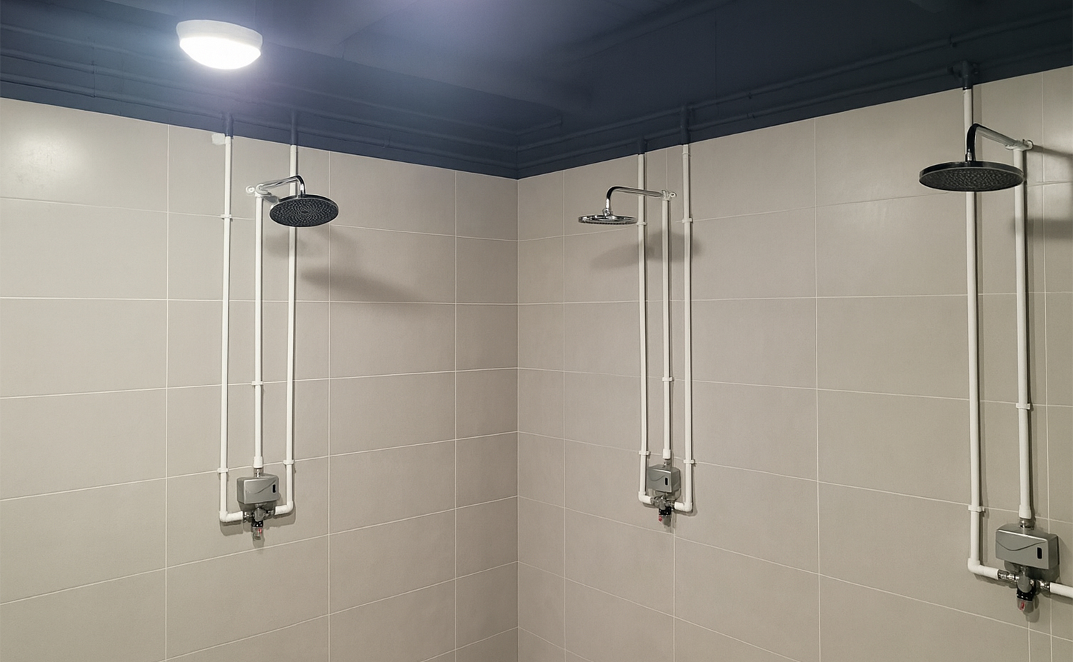 Двухэтажное здание раздевалки - фото