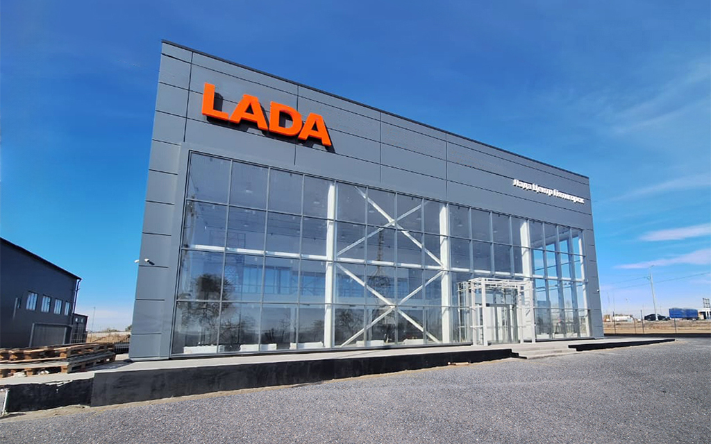 Здание автомобильного салона LADA - фото