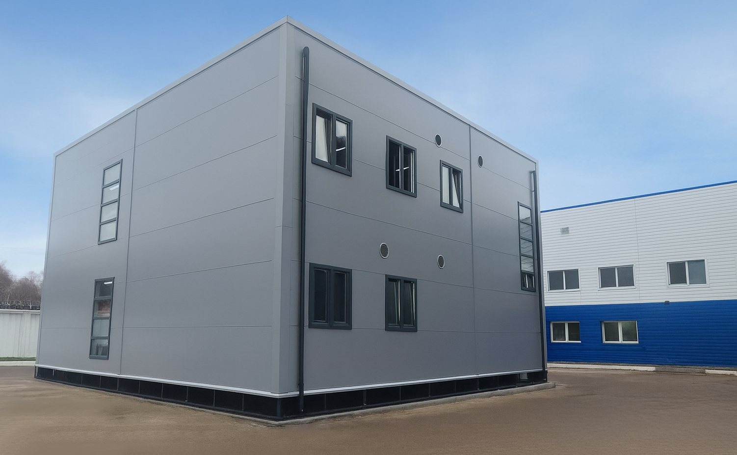 Двухэтажное здание раздевалки - фото