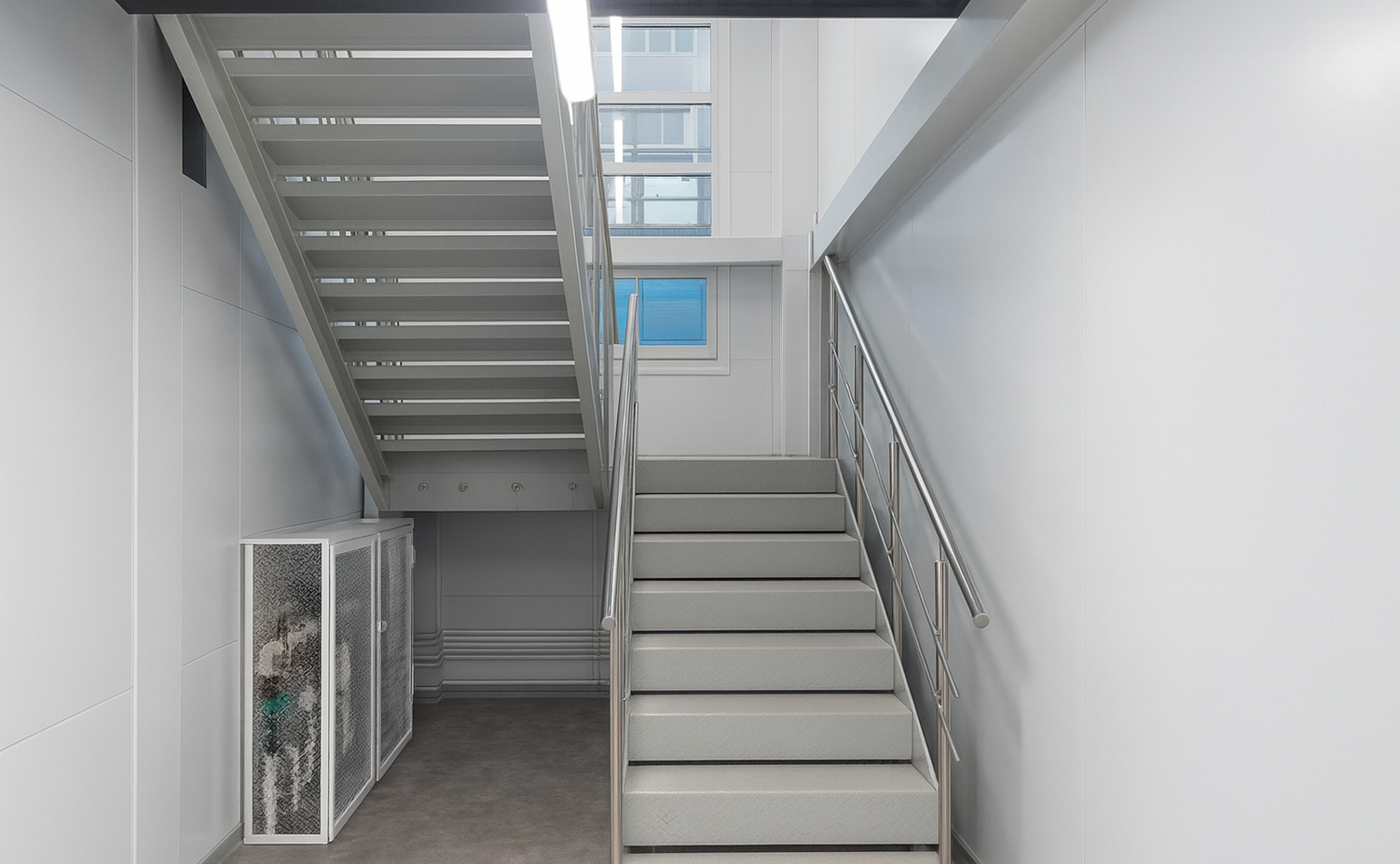 Двухэтажное здание раздевалки - фото