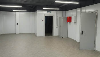 Двухэтажное здание раздевалки - фото