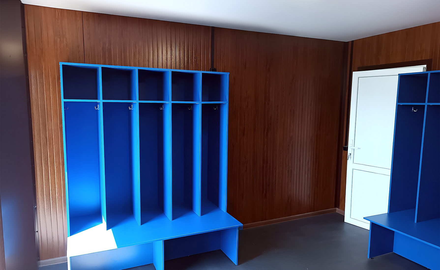 Раздевалка для футбольного клуба - фото