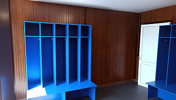 Раздевалка для футбольного клуба - фото