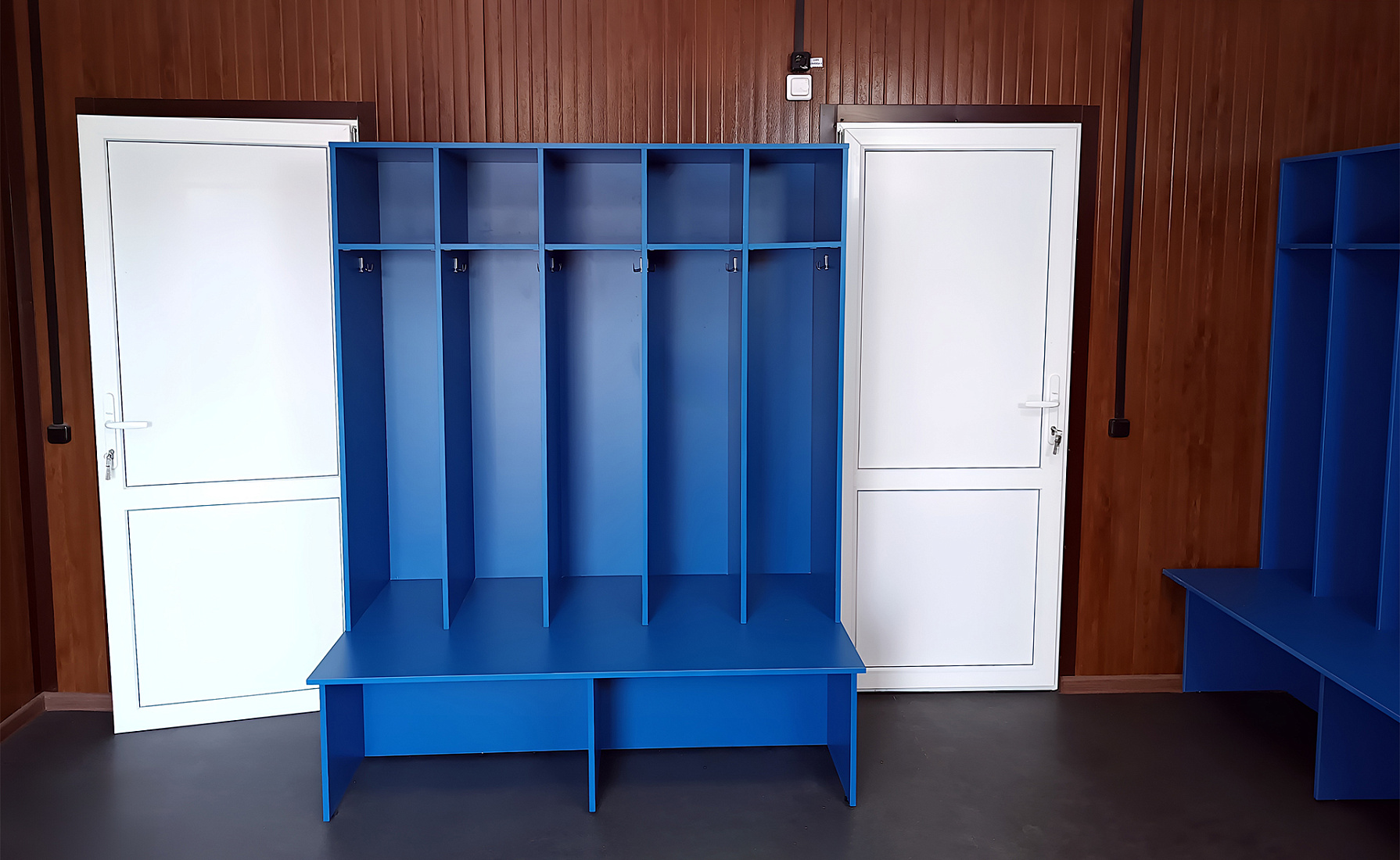 Раздевалка для футбольного клуба - фото