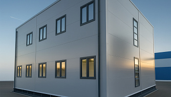 Двухэтажное здание раздевалки - фото