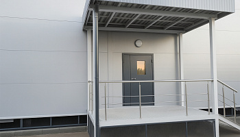 Двухэтажное здание раздевалки - фото