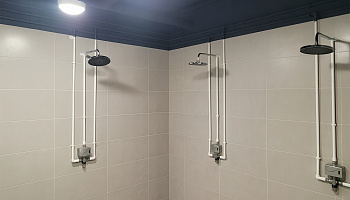 Двухэтажное здание раздевалки - фото