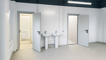 Двухэтажное здание раздевалки - фото