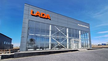 Здание автомобильного салона LADA - фото