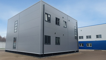 Двухэтажное здание раздевалки - фото