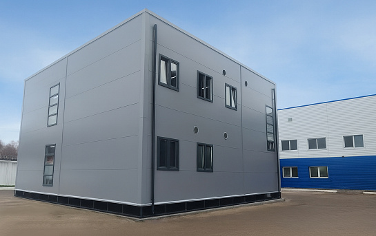 Двухэтажное здание раздевалки