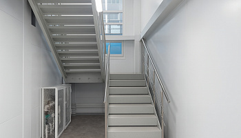 Двухэтажное здание раздевалки - фото