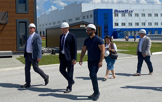 Губернатор Новосибирской области посетил завод DoorHan